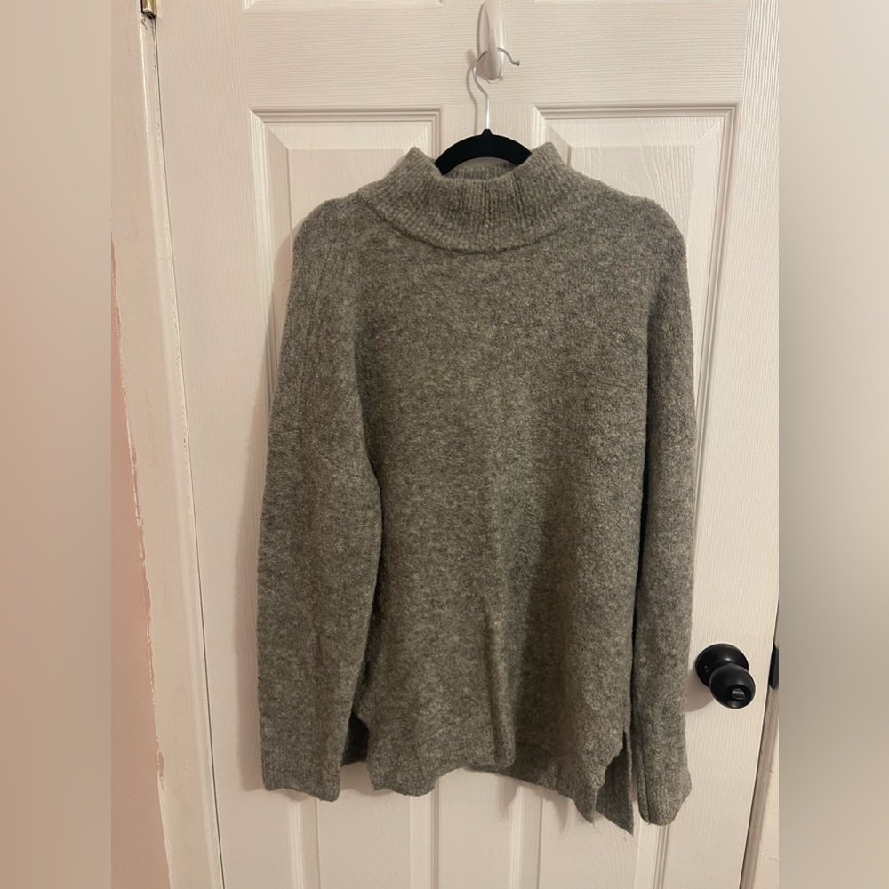 LIKE NEW - Abercrombie & Fitch Boucle Sweater